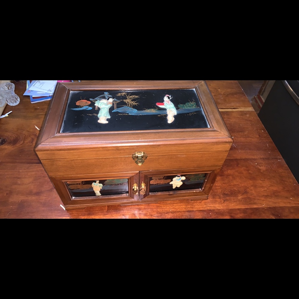 Musical jewelry box